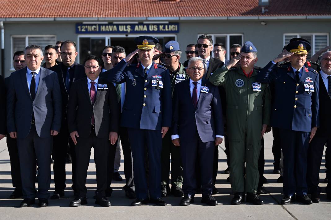 Uçak kazasında şehit olan 2 albay için komutanlıkta tören 23